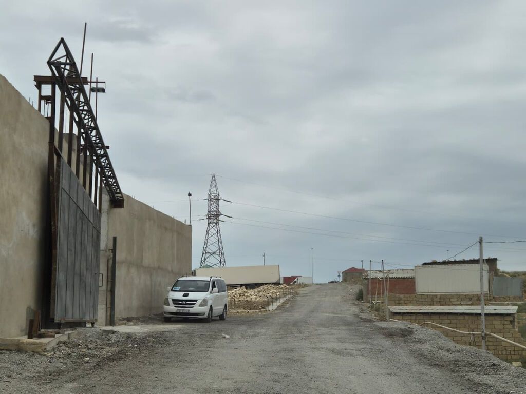 7 yama 9-7 metrlik 3 faza isiq 48 sot erazi 6 otaq 1 anbar 1 umumi