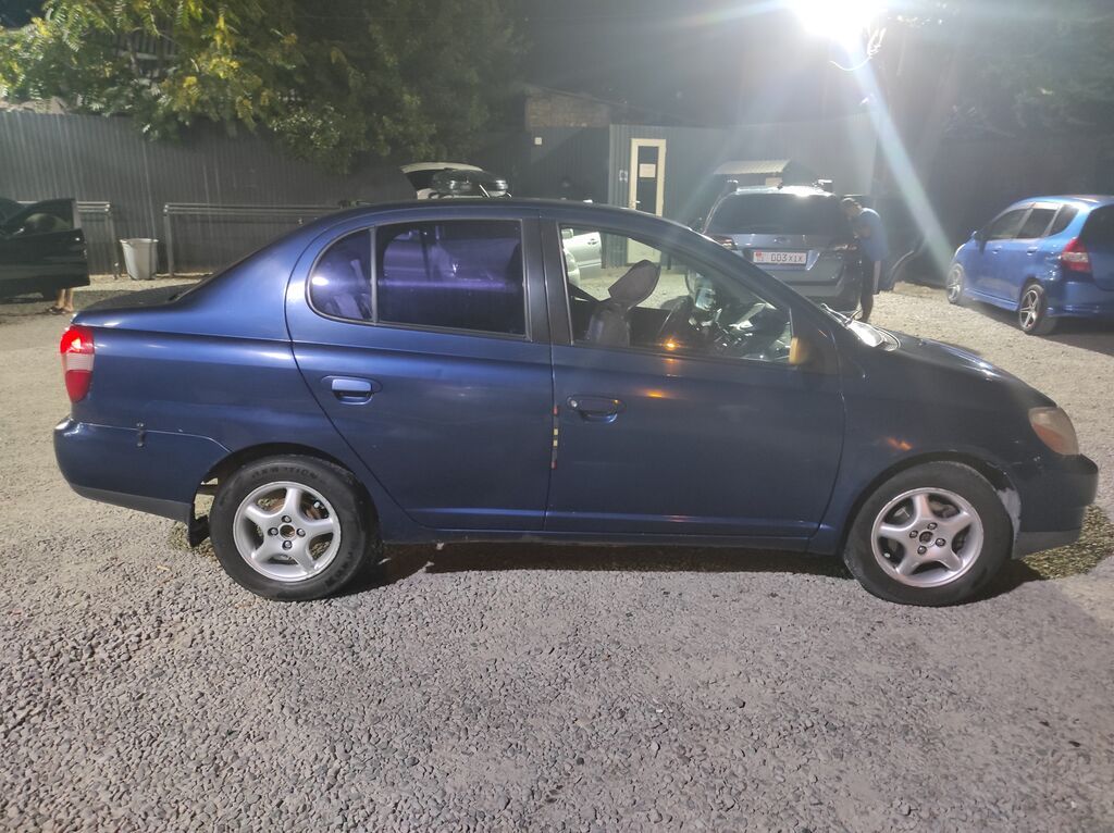 Toyota Echo: 2001 г., Автомат, Бензин, Седан: фото 5