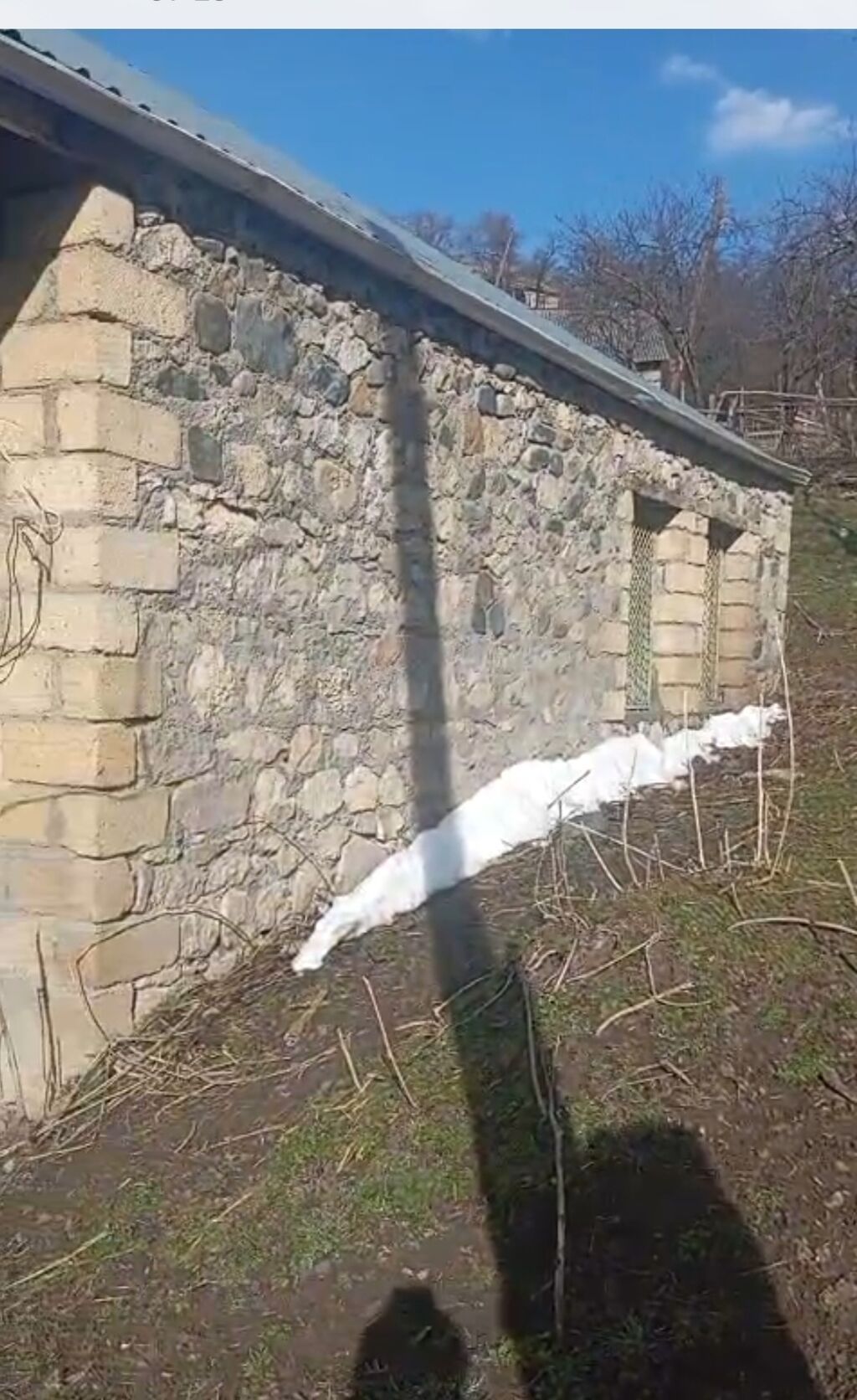Dağ kəndində yerləşən həyətyanı torpaq sahəsi və köhnə tikili