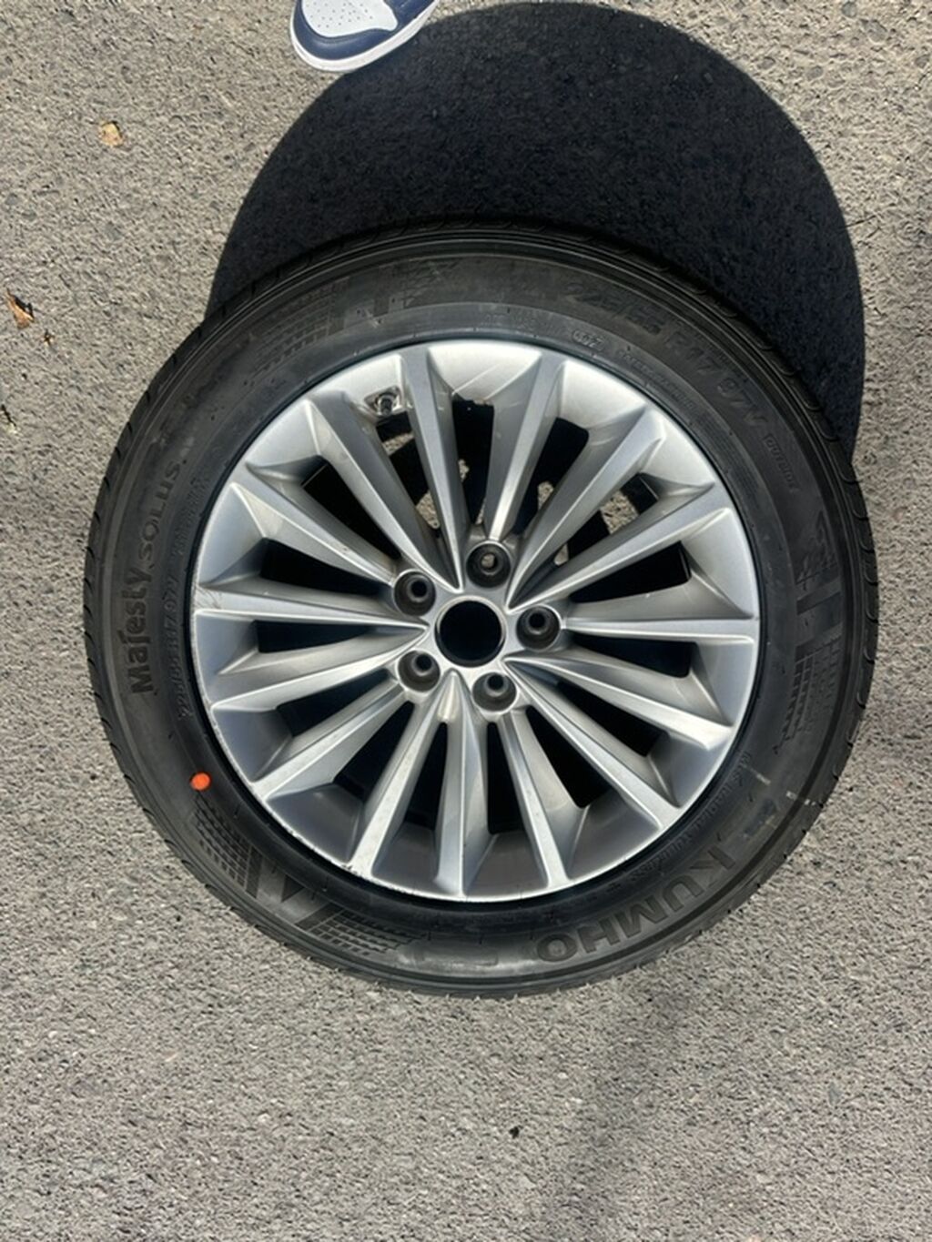 Колесо в сборе: легкосплавный диск + летняя шина Kumho Majesty Solus: фото 3