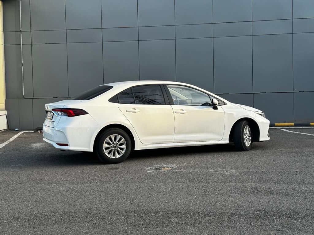 Toyota Corolla: 2021 г., 1.8 л, Вариатор, Гибрид, Седан: фото 2