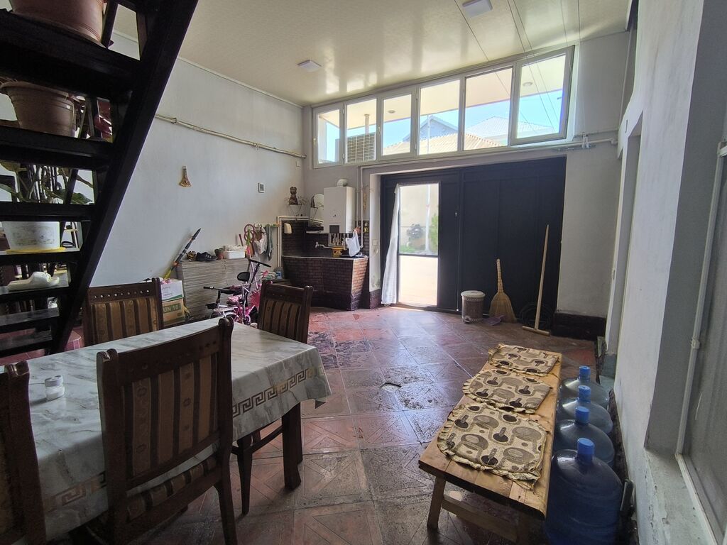 4 otaqlı həyət evi kupcasi var.Qaz, işıq, su daimidir. 1 otaq elave
