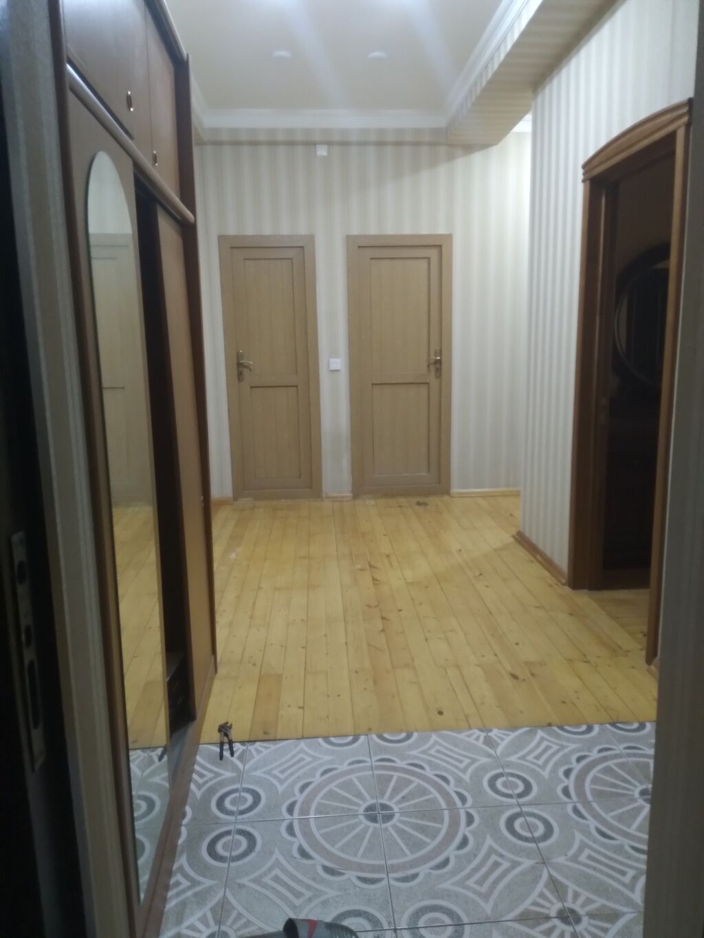 2 otaqlı mənzil – geniş və işıqlı zal, iri pəncərələr və balkon 2