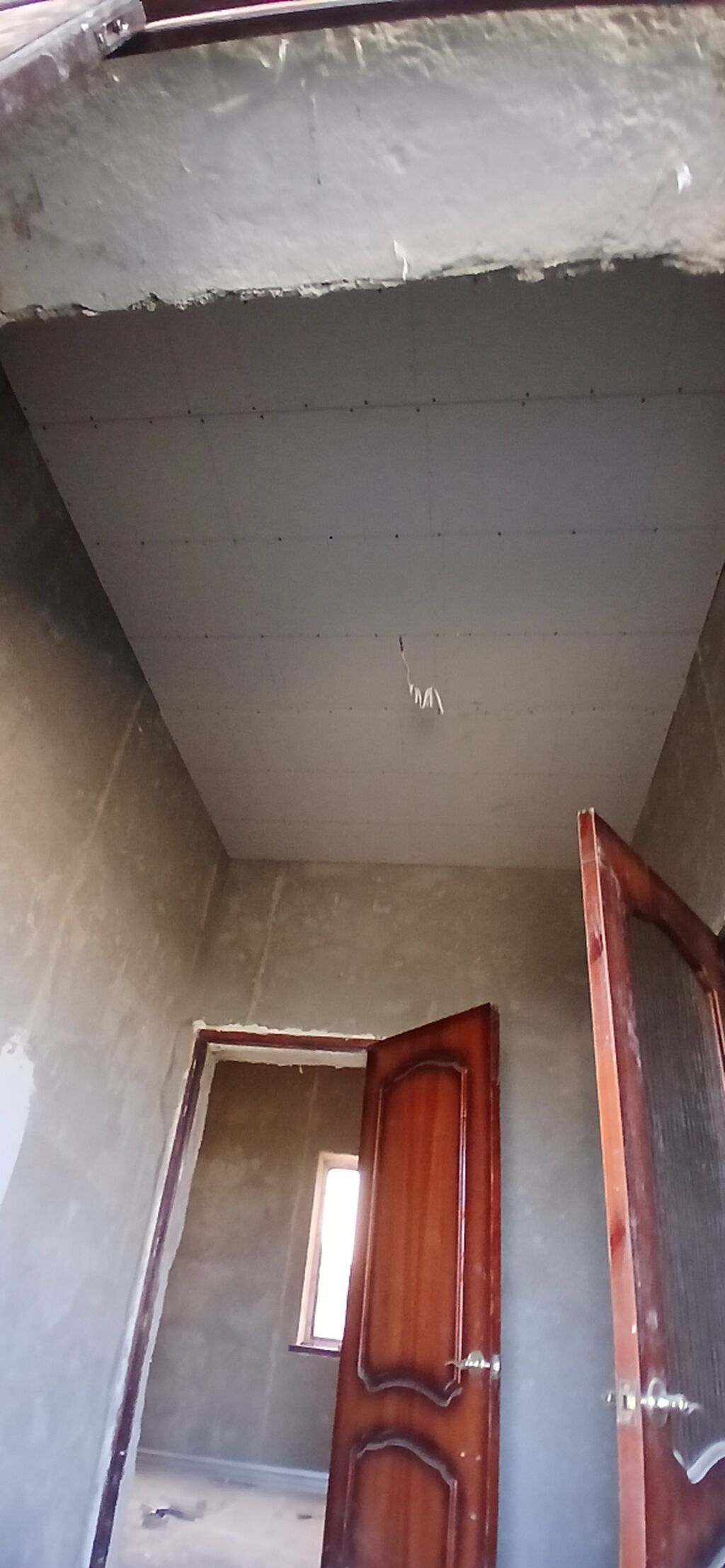 Дом из блоков с двускатной крышей на участке с ровным газоном: фото 2