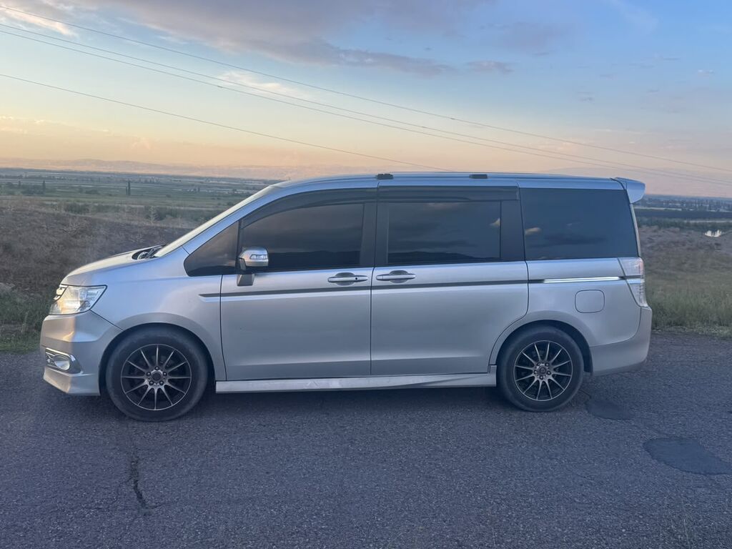 Honda Stepwgn: 2010 г., 2 л, Автомат, Бензин, Минивэн: фото 3