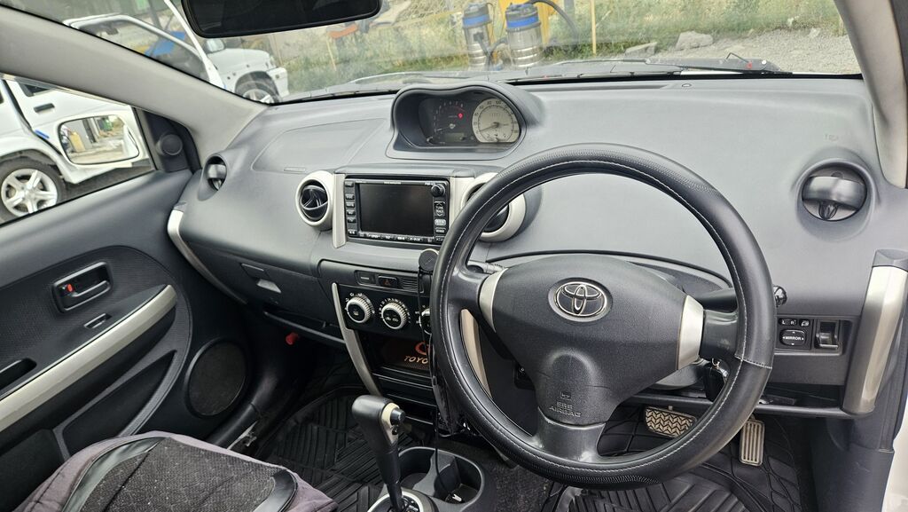 Toyota Ist: 2003 г., 1.3 л, Автомат, Бензин, Хэтчбэк: фото 6