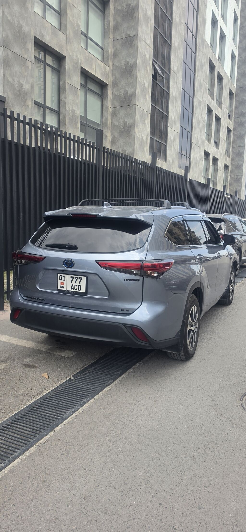 Toyota Highlander: 2021 г., 2.5 л, Автомат, Гибрид, Внедорожник: фото 2
