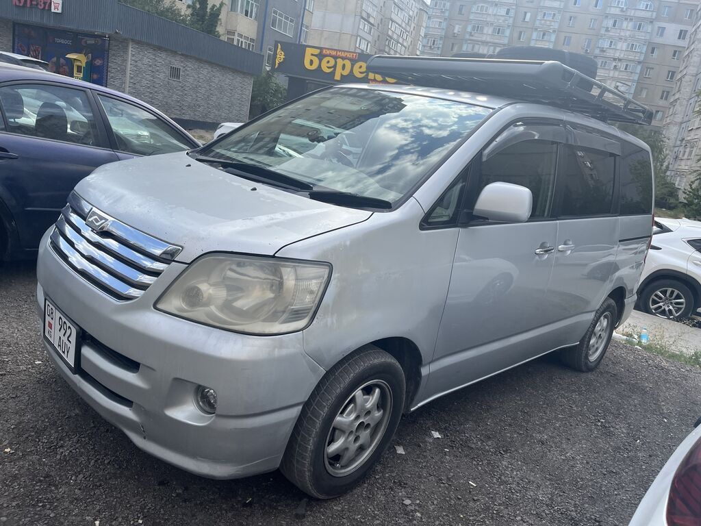 Toyota Noah: 2003 г., 2 л, Автомат, Бензин, Минивэн: фото 6