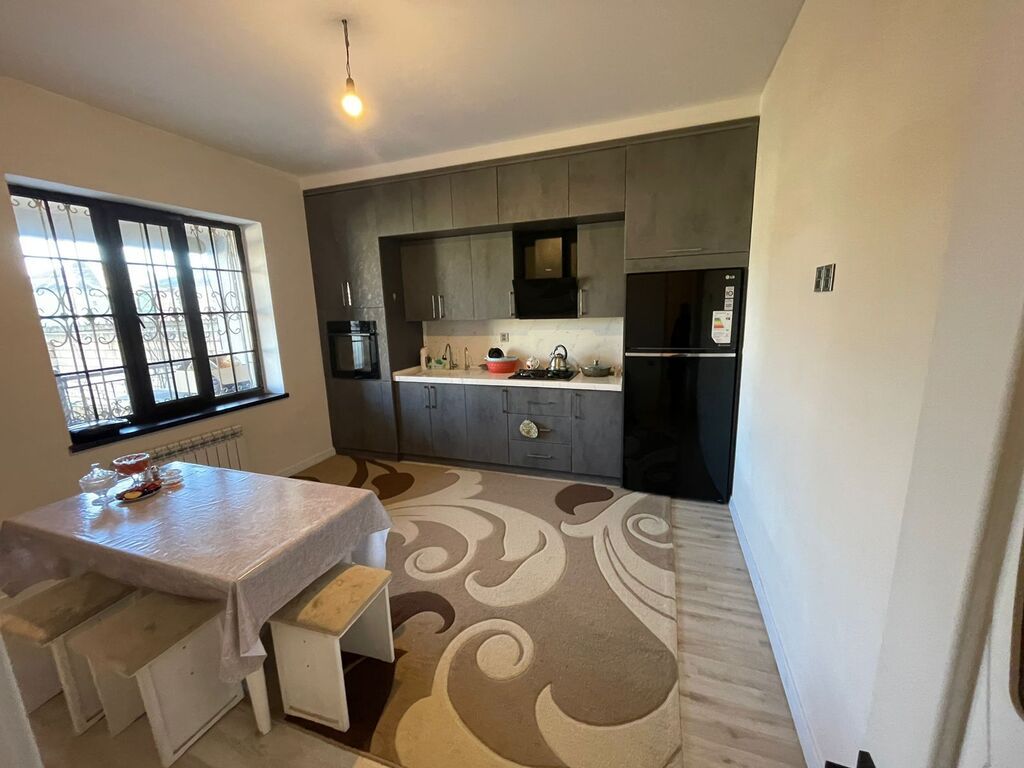 2 mərtəbəli fərdi yaşayış evi. Evin fasadı müasir üslubda işlənib