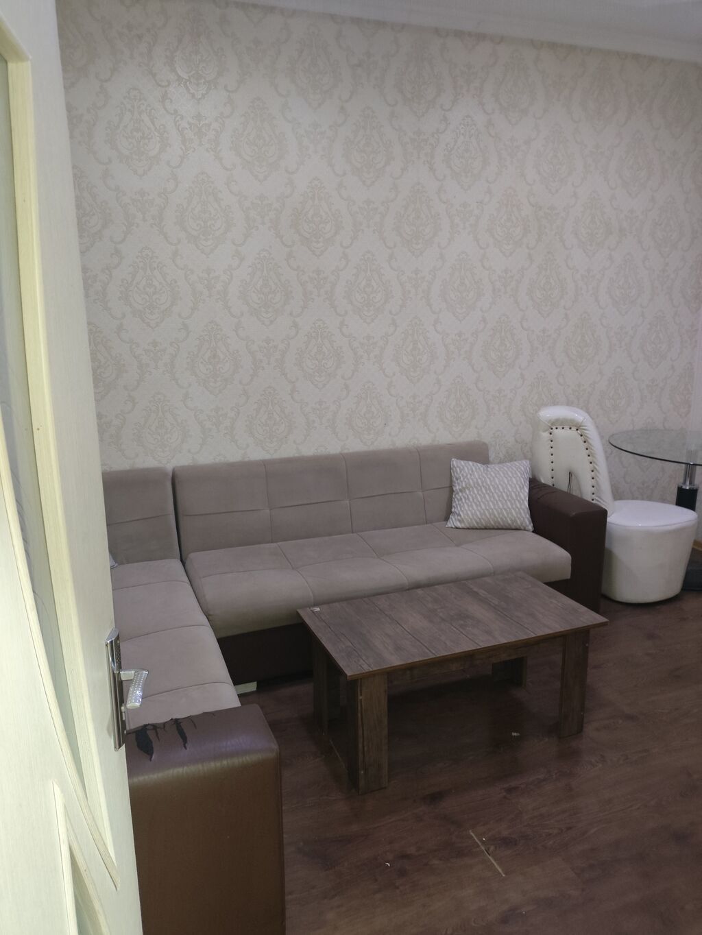 2 otaqlı mənzil – mətbəx və qonaq otağı mebellə - Plan: girişdən