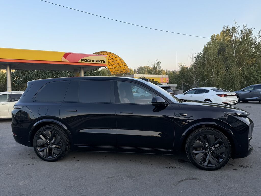 Lixiang L9: 2023 г., 1.5 л, Автомат, Электромобиль, Кроссовер: фото 3