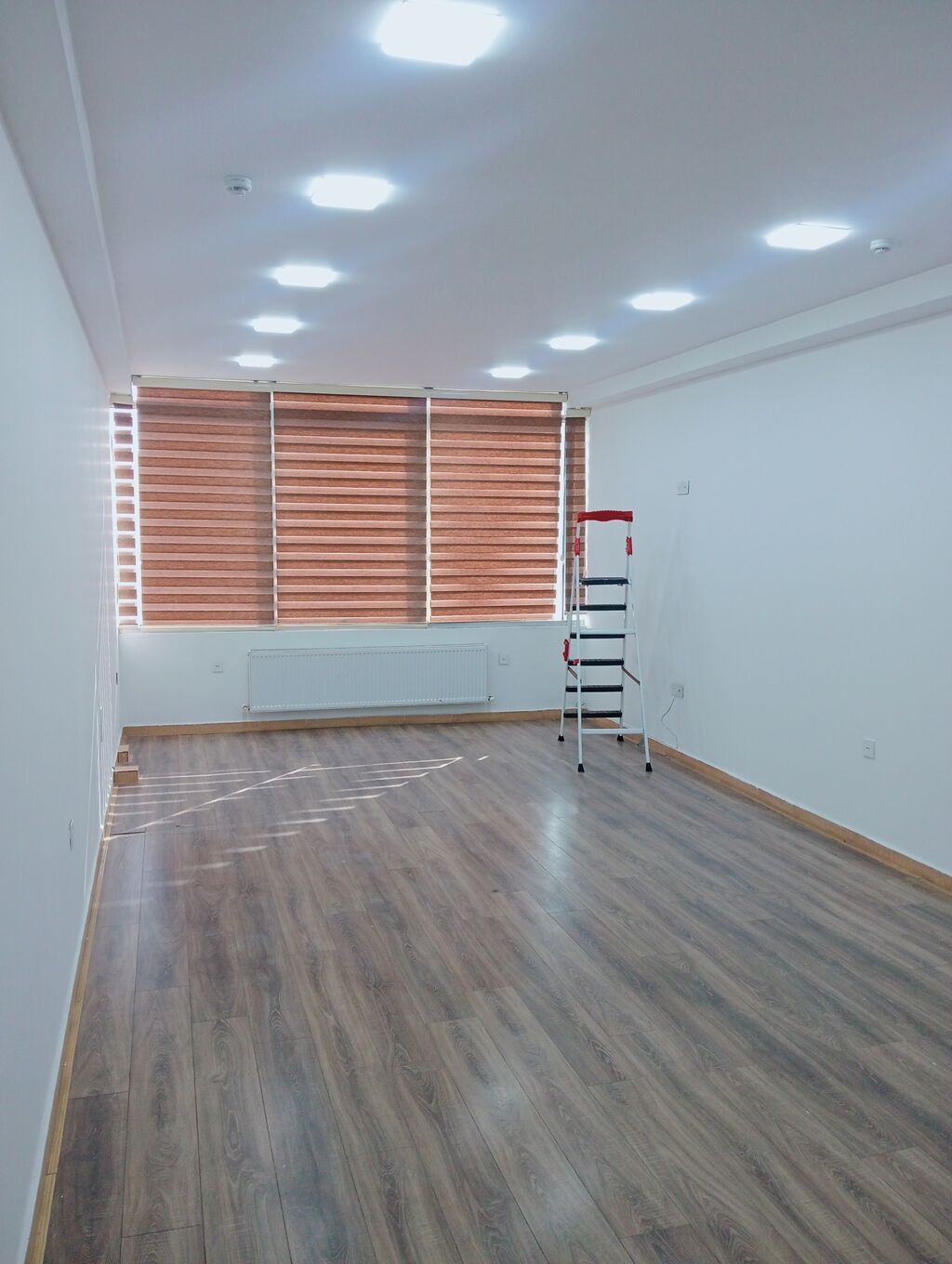 İcarəyə verilən ofis sahəsi. Babek pr 31, ağ şəhər ctiy park ilə