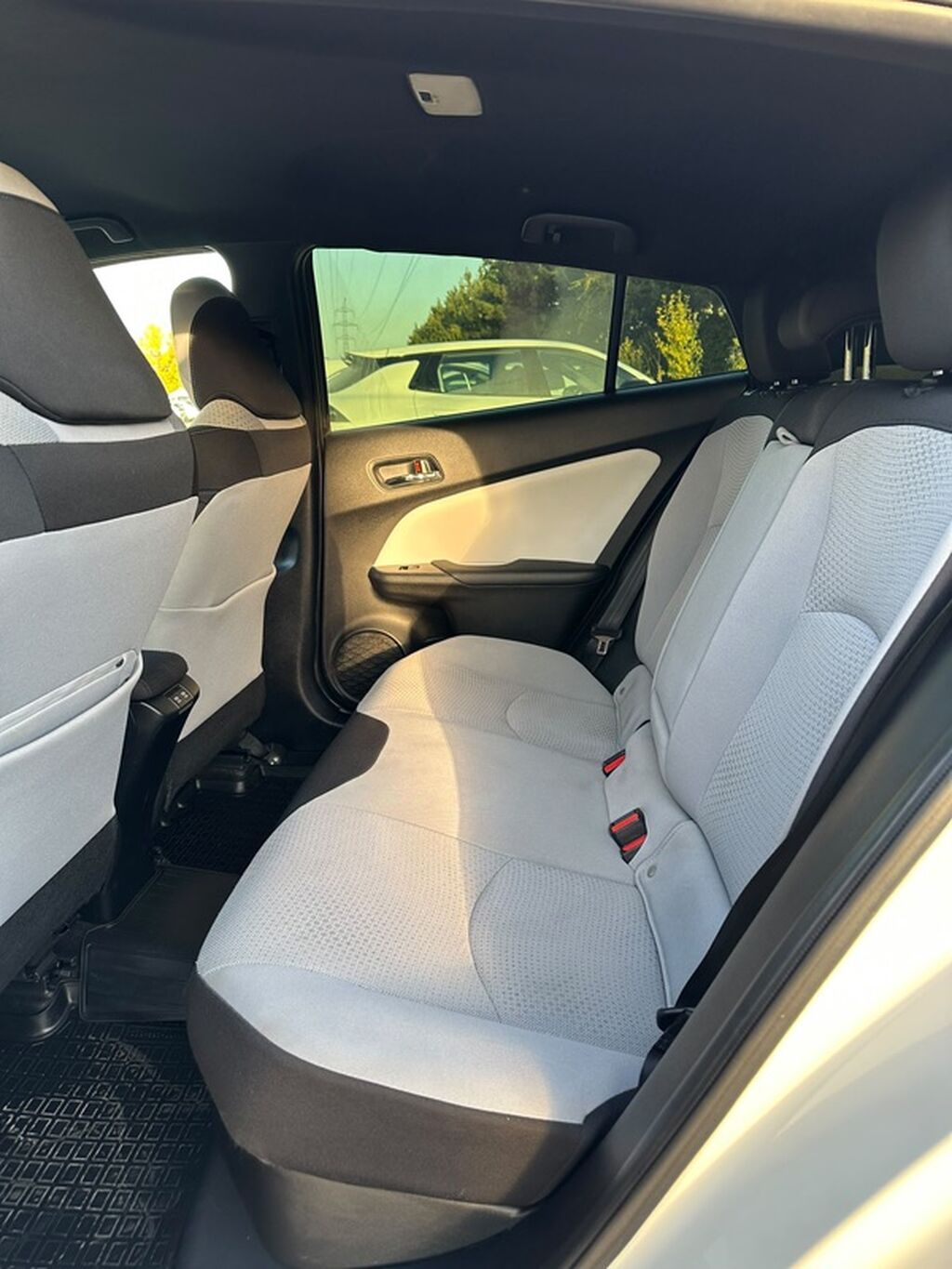 Toyota Prius: 2019 г., 1.8 л, Автомат, Гибрид, Хэтчбэк: фото 5