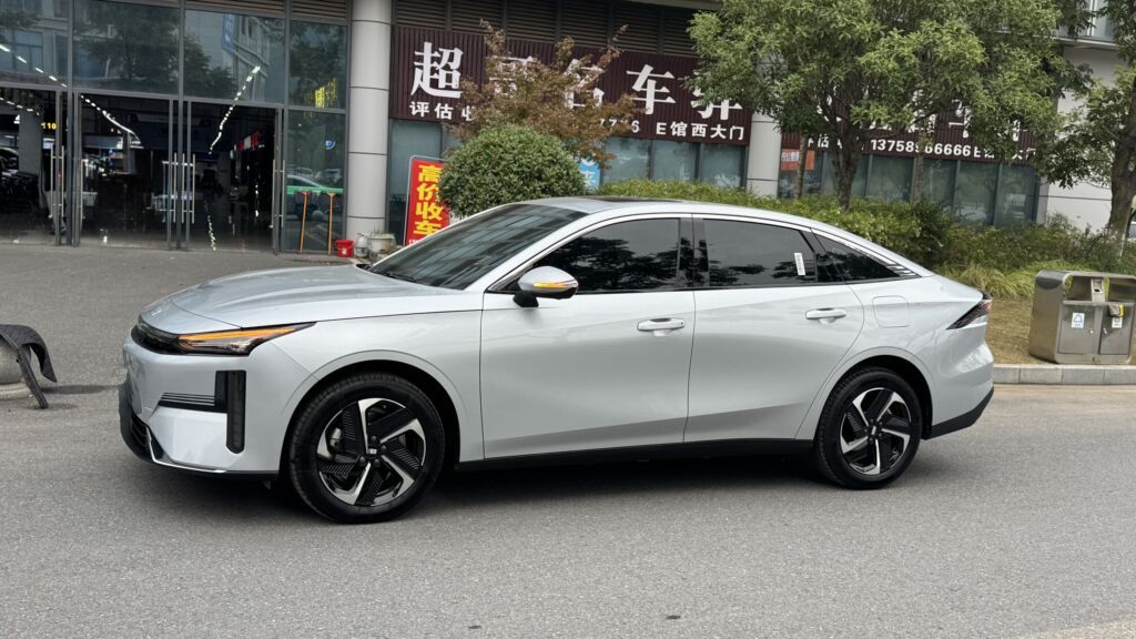 Geely : 2026 г., 1.5 л, Робот, Гибрид, Седан: фото 8