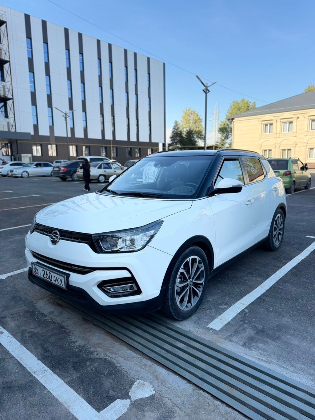 Компактный кроссовер Ssang Yong Tivoli белого цвета с черной крышей и: фото 6