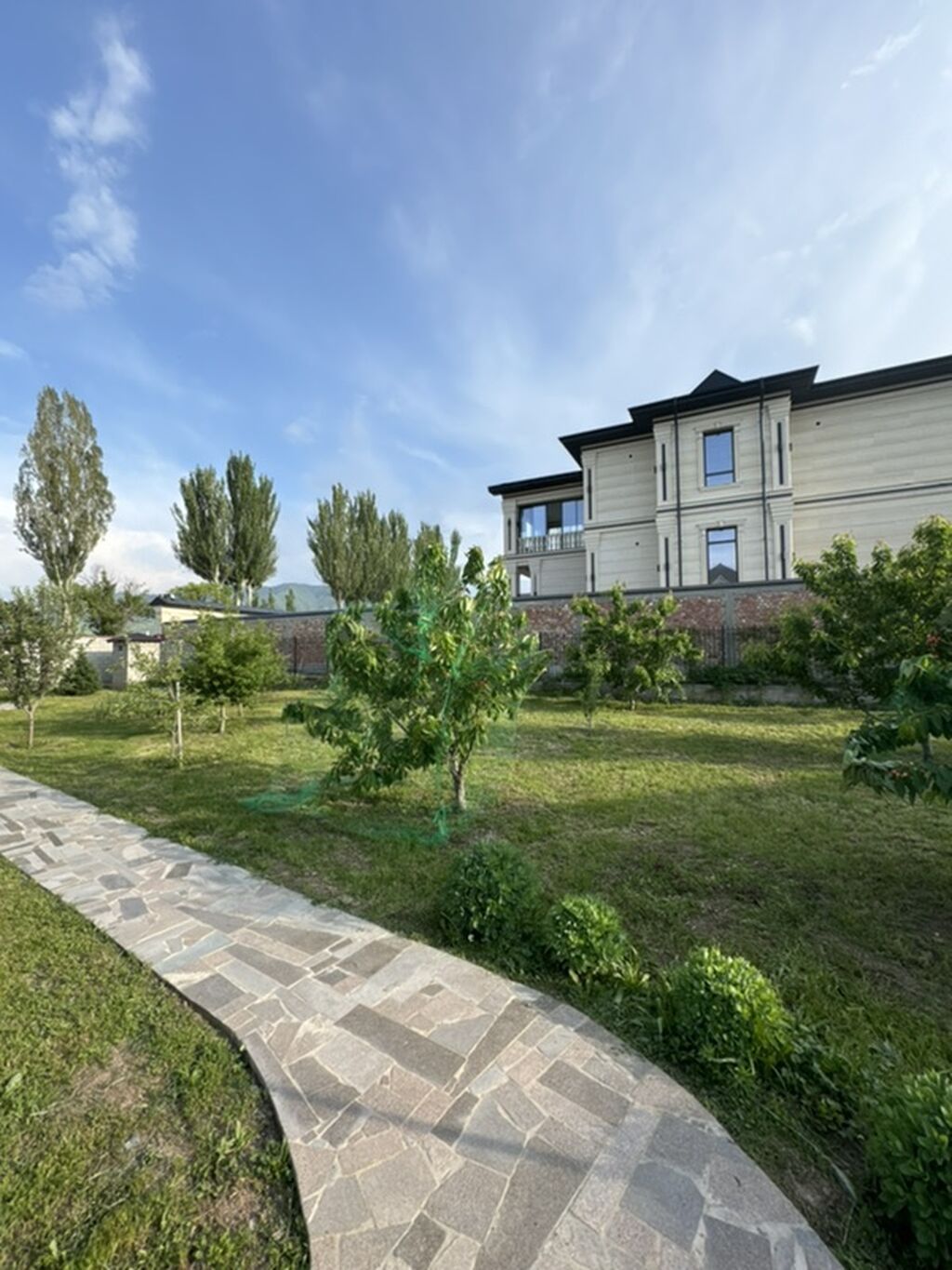 6 комнат и более, 300 м², 20 соток, Бишкек, Собственник