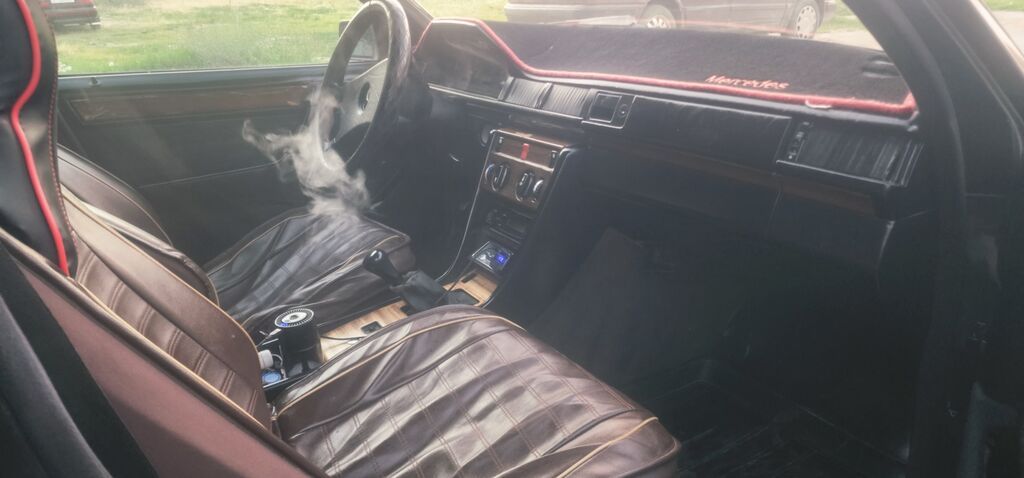 Mercedes-Benz W124: 1990 г., 2 л, Механика, Бензин, Седан: фото 6