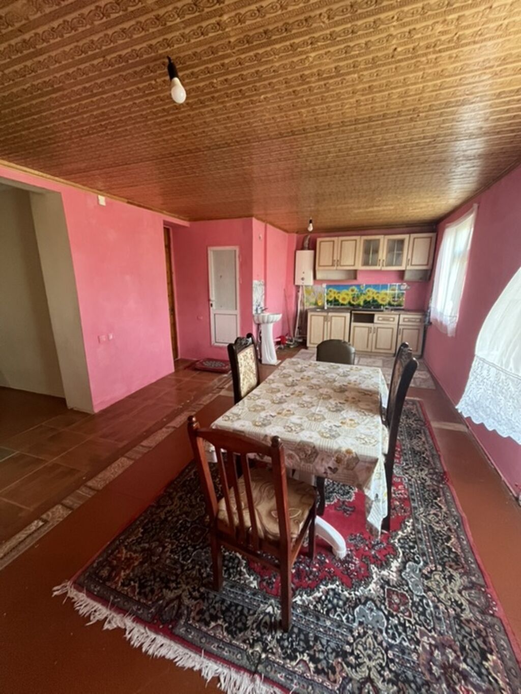 Geniş və işıqlı otaq icarəyə verilir. Xüsusiyyətlər: - Böyük