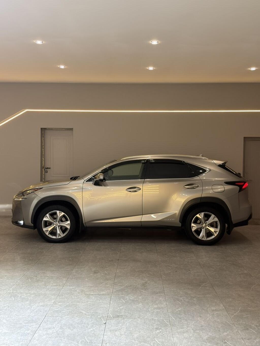 Lexus NX: 2017 г., 2.5 л, Автомат, Гибрид, Кроссовер: фото 3