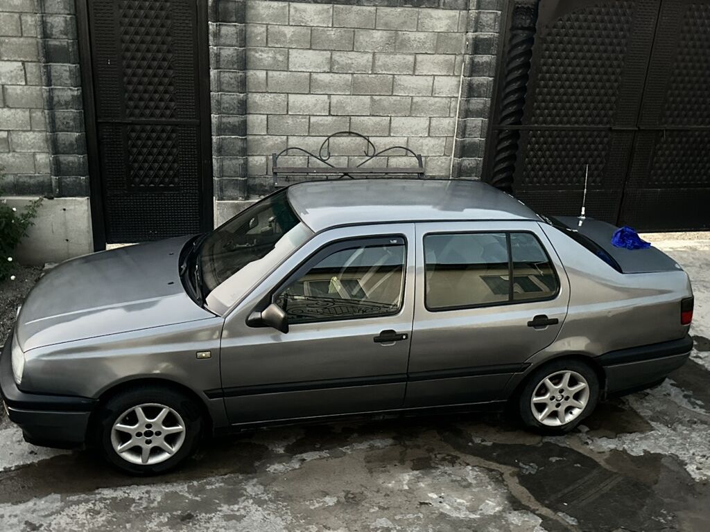 Volkswagen Vento: 1992 г., 1.8 л, Механика, Бензин, Седан: фото 7