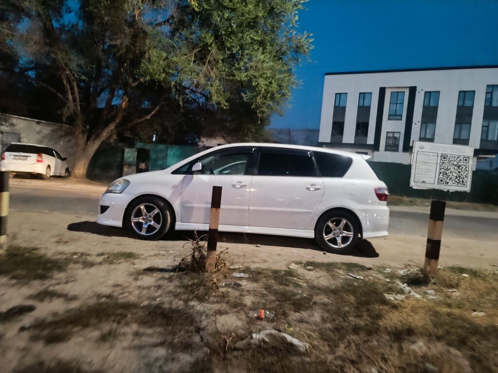 Toyota Avensis Verso: 2004 г., 2.4 л, Автомат, Газ, Минивэн: фото 5