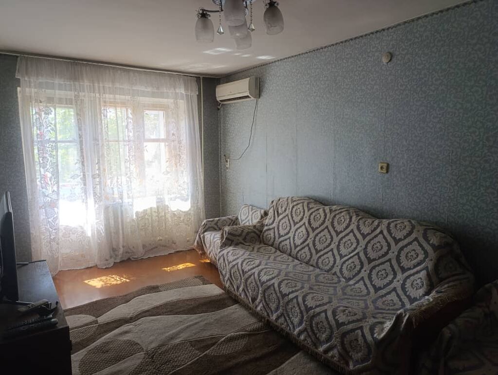 2 комнаты, 40 м², Азия Молл Хрущевка, 3 этаж, Старый ремонт: фото 1