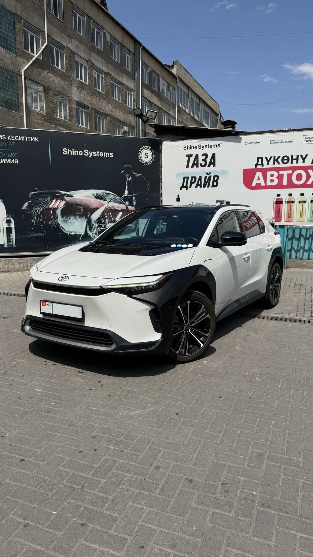 Toyota bZ4X: 2022 г., Автомат, Электромобиль, Кроссовер: фото 1