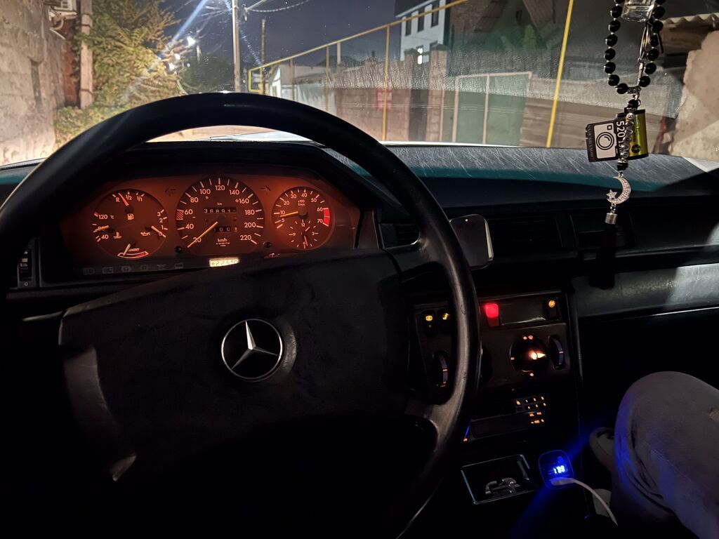 Mercedes-Benz W124: 1989 г., 2 л, Механика, Бензин, Седан: фото 8