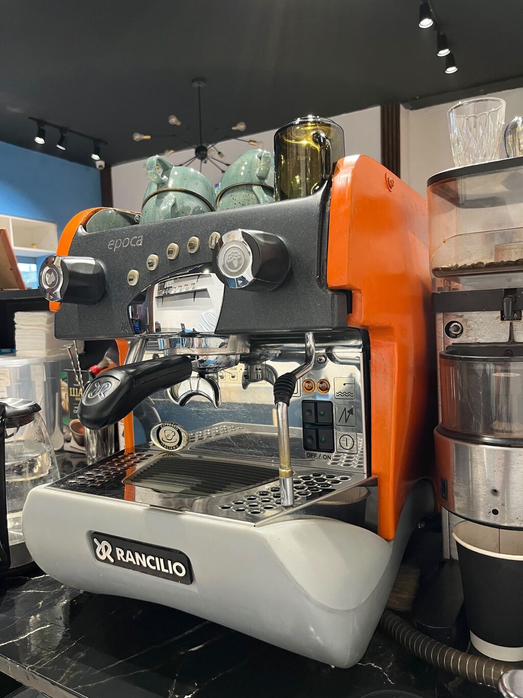 Rancilio Epoca peşəkar espresso aparatı. Üzərində Osmos su filtiri və