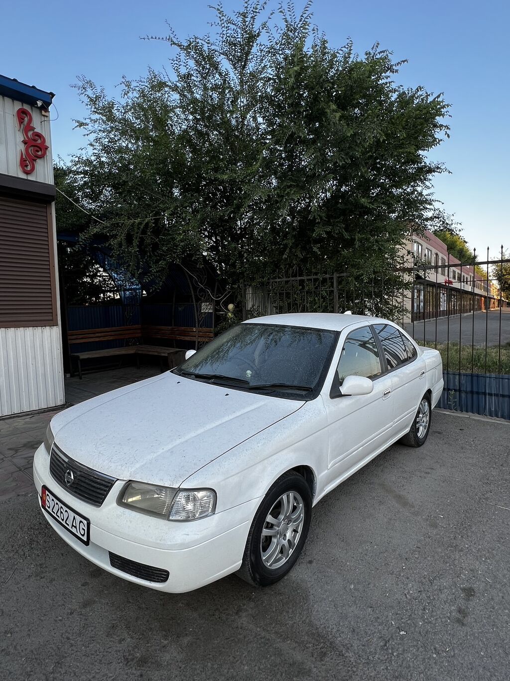 Nissan Sunny: 2001 г., 1.5 л, Автомат, Газ, Седан: фото 2