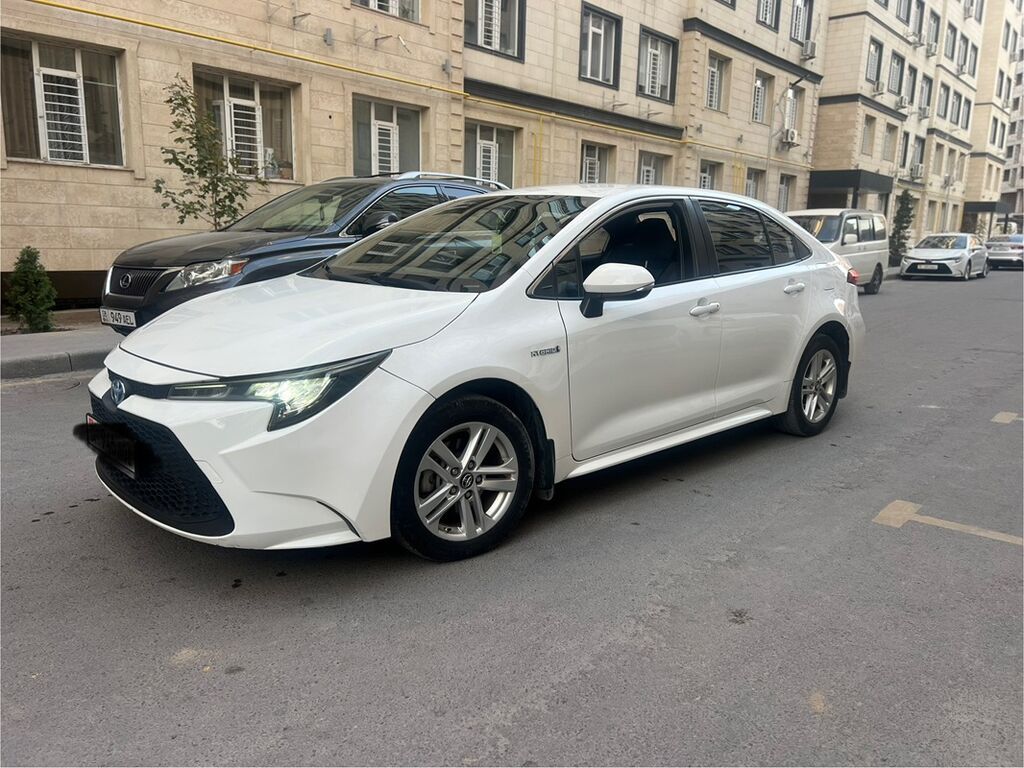 Toyota Corolla: 2022 г., 1.8 л, Вариатор, Гибрид, Седан: фото 1