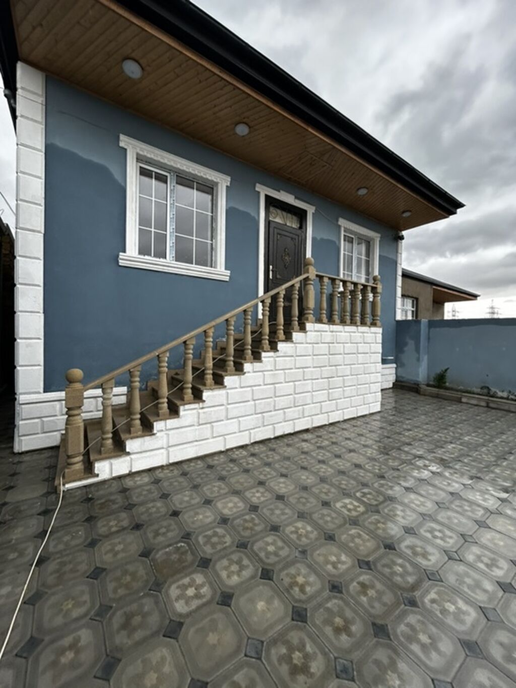 Tecili Satılır: həyət evi. - 2 sotda 8 daşın üstünde tikilmiş 3 otağ