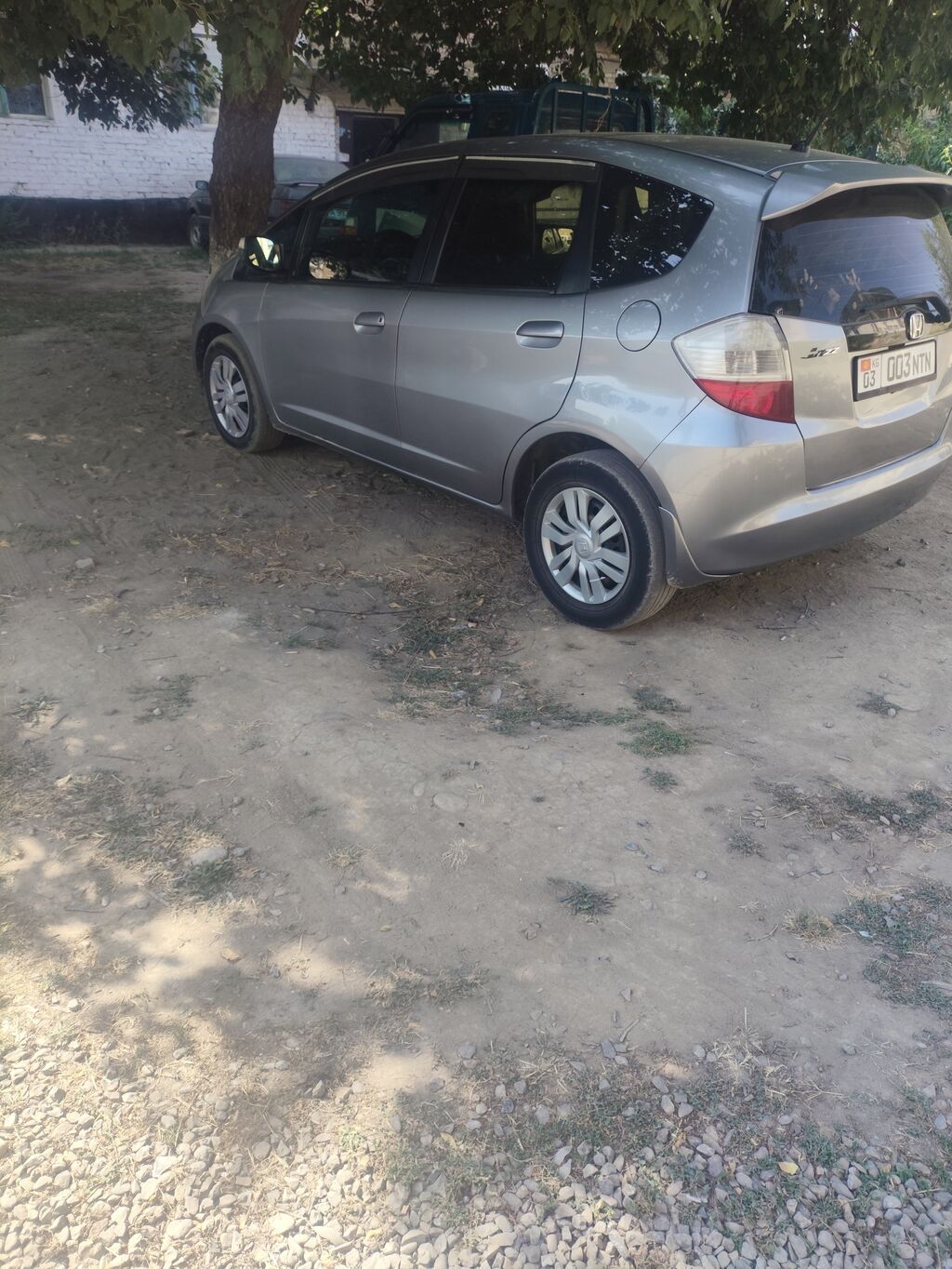 Honda Fit: 2010 г., 1.4 л, Механика, Бензин, Хэтчбэк: фото 6