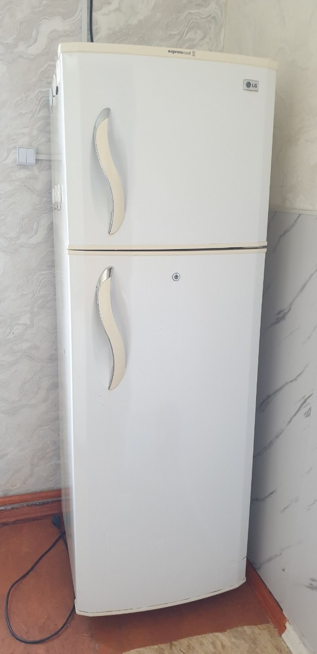СРОЧНО! Холодильник Indesit, двухкамерный, верхняя морозильная камера: фото 4