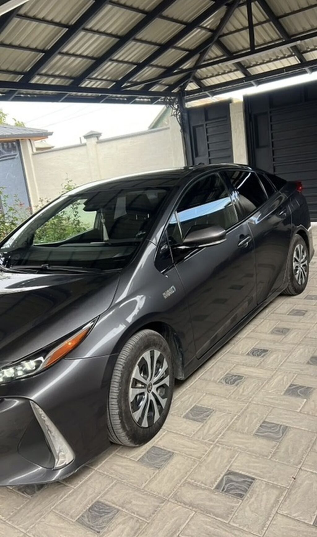 Toyota Prius: 2019 г., 1.8 л, Автомат, Гибрид, Хэтчбэк: фото 2