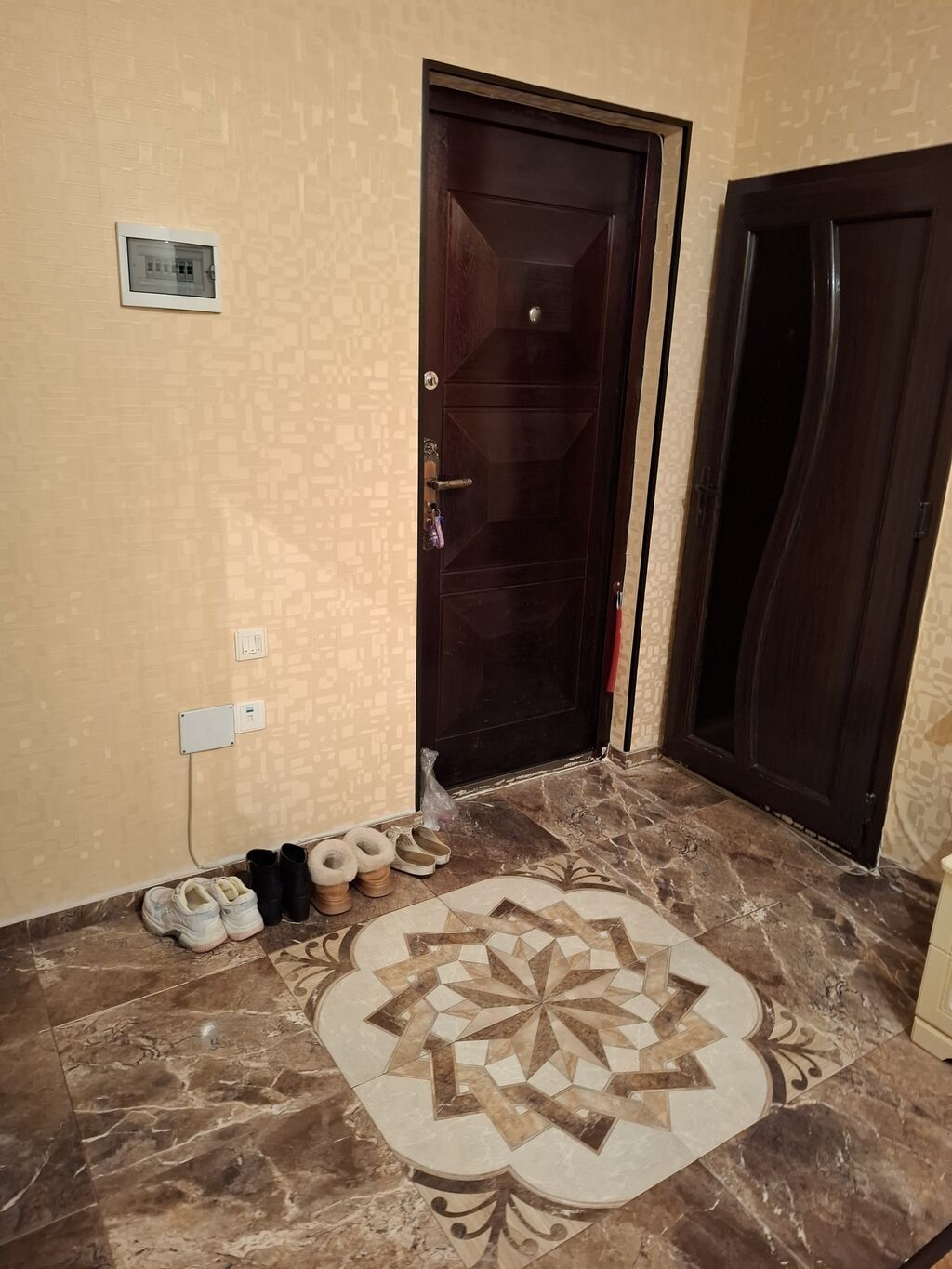 Bakı, 8-ci kilometr, 3 otaqlı, Köhnə tikili, m. Xalqlar Dostluğu, 100 kv. m