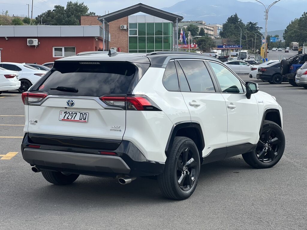 Toyota RAV4: 2021 г., 2.5 л, Автомат, Гибрид, Кроссовер: фото 4