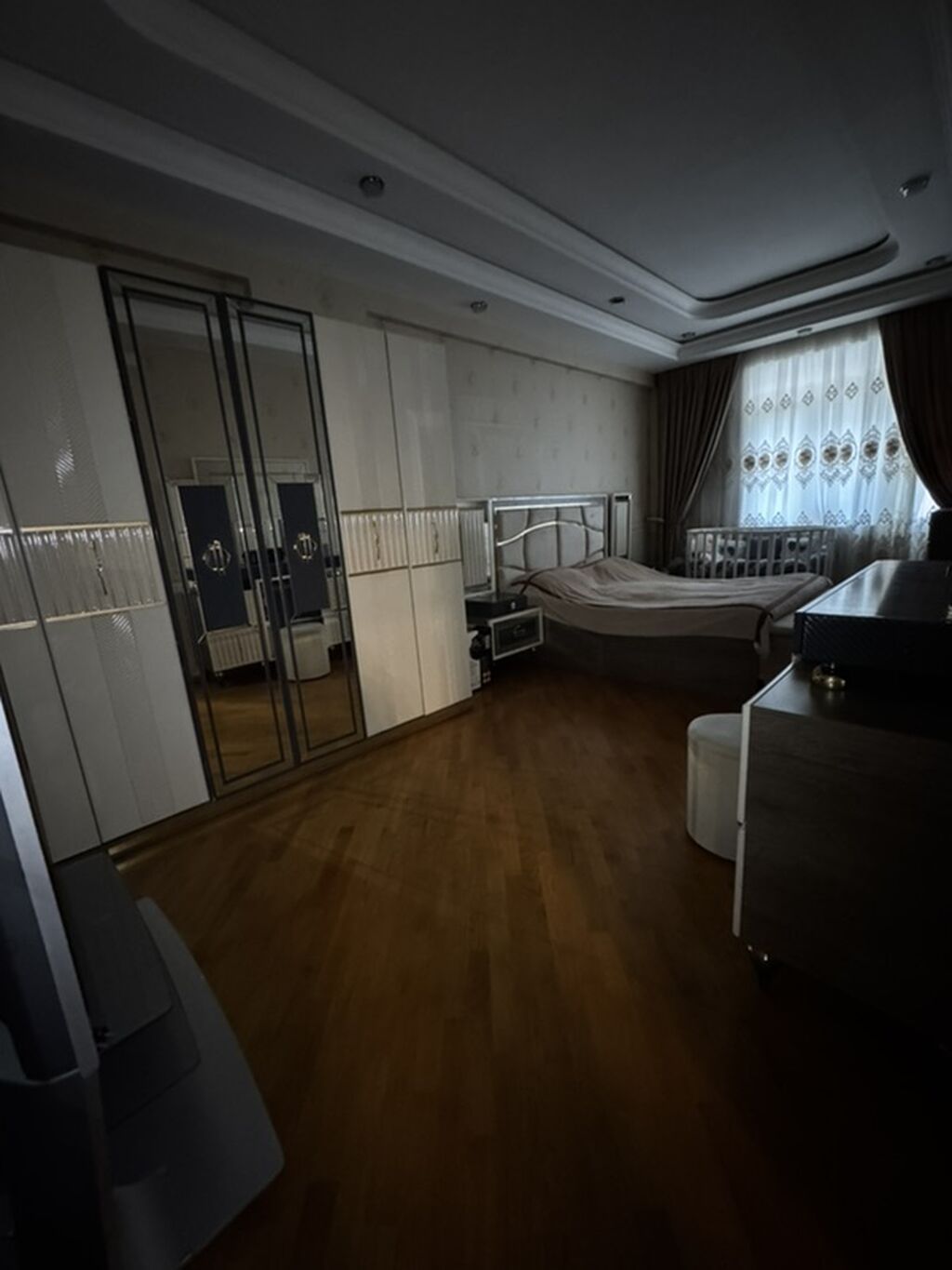 İnşaatçılar metrosunun TAM yanında — 150 m², 3 otaqlı, tam əşyalı