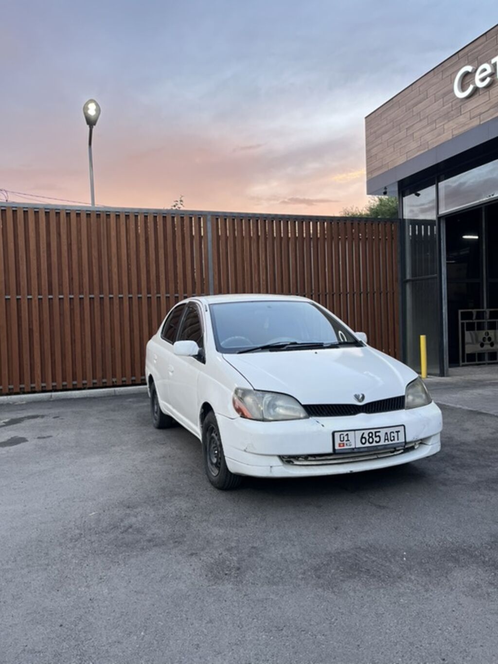Toyota Platz: 2000 г., 1 л, Автомат, Бензин, Седан: фото 2