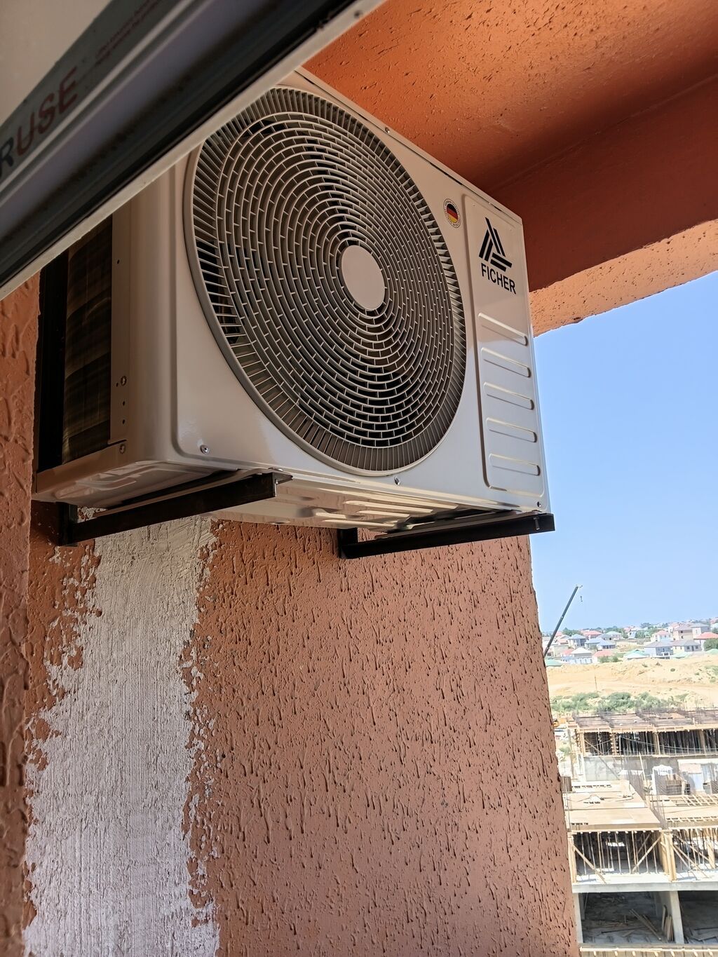 Ev sarayda yerləşir. Mənzildə konditsaner, kombi sistemi, otaqlarda