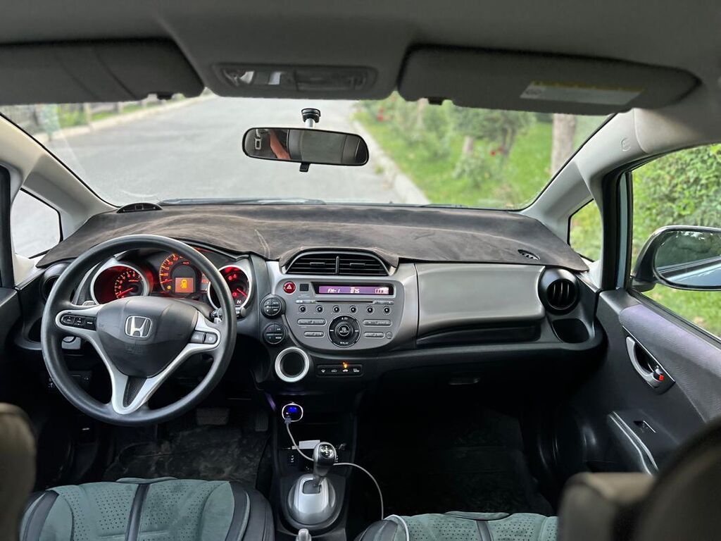 Honda Fit: 2009 г., 1.3 л, Робот, Бензин, Хэтчбэк: фото 2