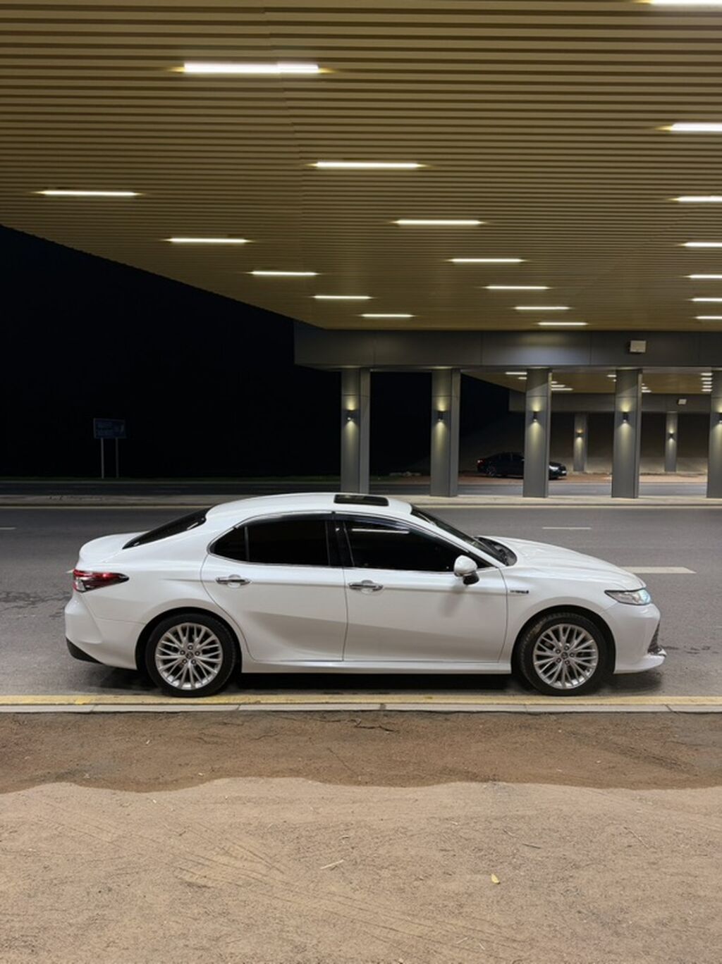 Toyota Camry: 2019 г., 2.5 л, Вариатор, Гибрид, Седан: фото 4