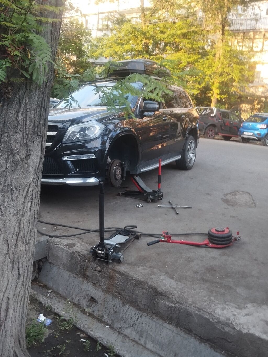 Мобильный шиномонтажный комплекс, установленный в фургоне. Включает в: фото 2