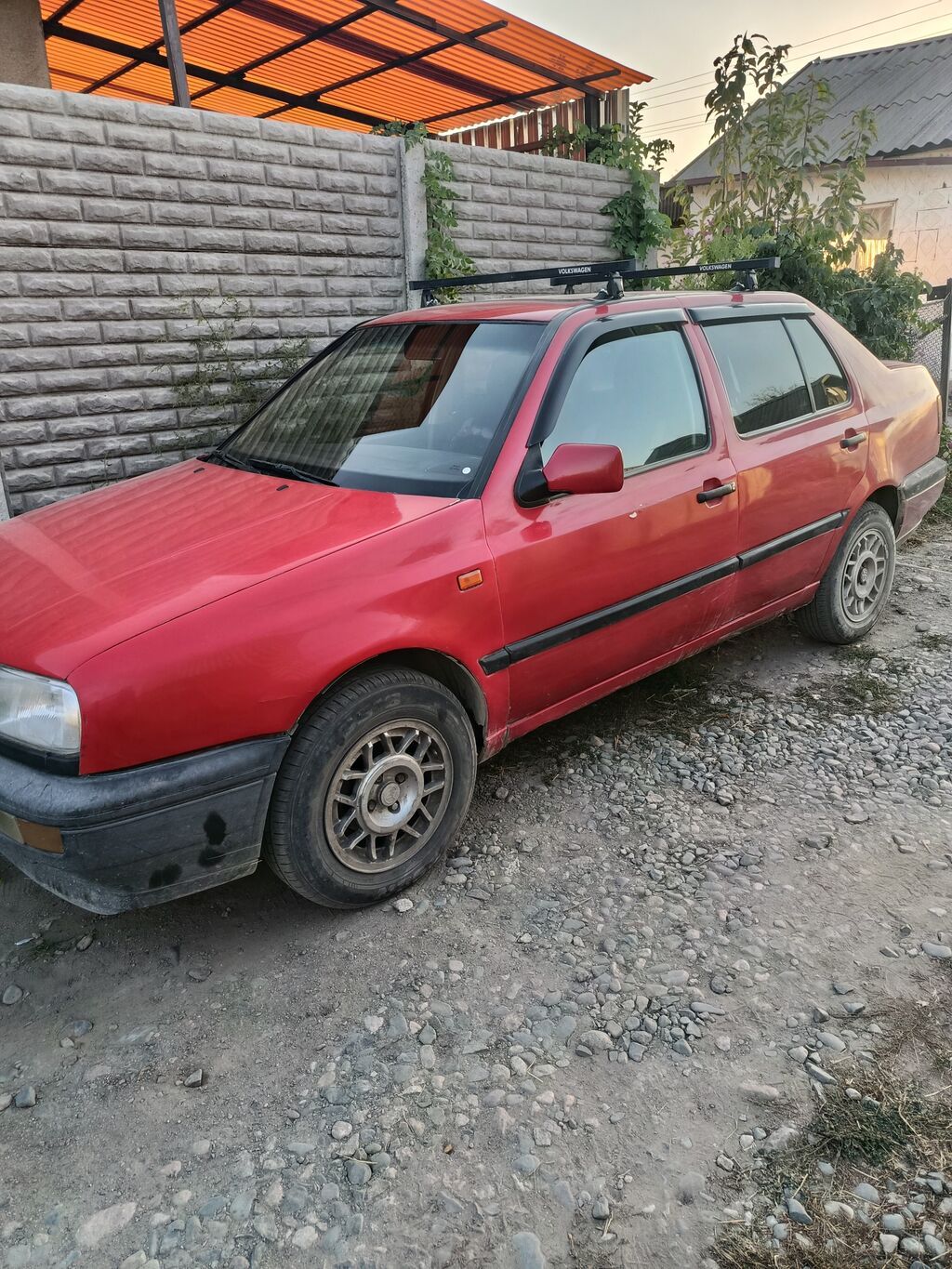 Volkswagen Vento: 1993 г., 1.8 л, Механика, Бензин, Седан: фото 1