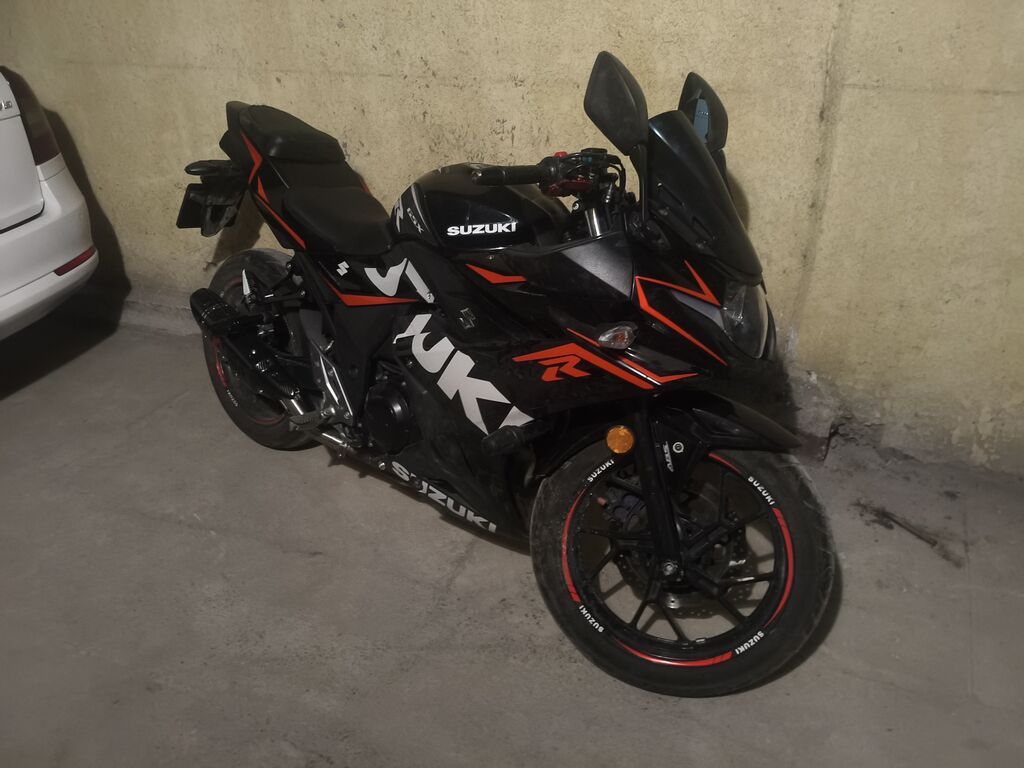 Спортивный мотоцикл Suzuki (серия GSX-R/GSX-), черный с красными: фото 1