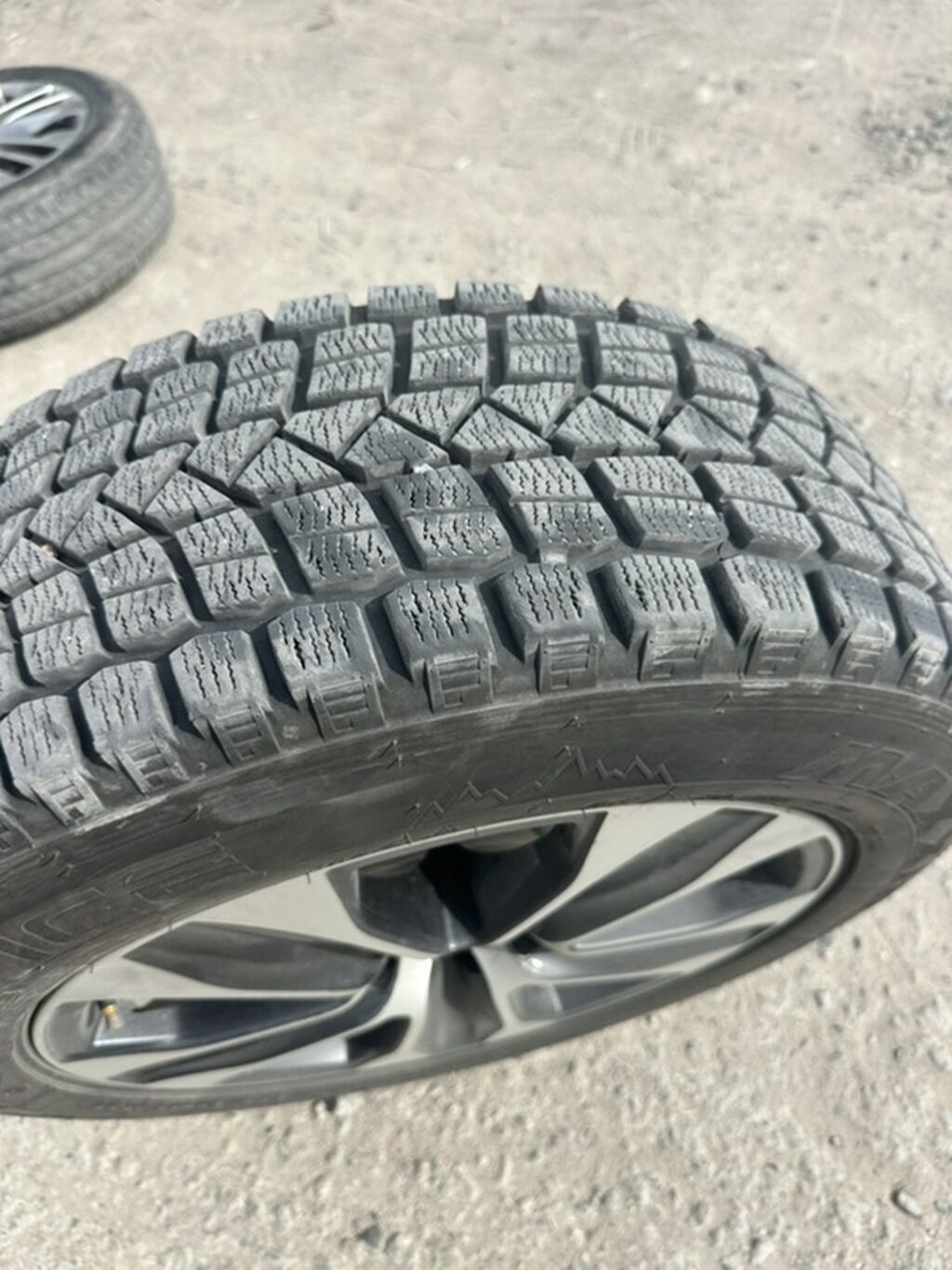 Колеса в сборе 235 / 60 / R 18, Зима, Б/у, Комплект, Внедорожные (АТ/МТ), Литые, отверстий - 5: фото 2