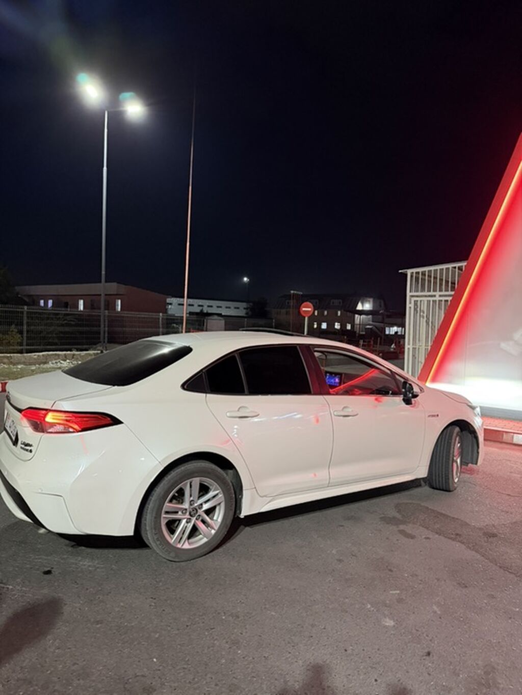 Toyota Levin: 2019 г., Автомат, Гибрид, Седан: фото 2