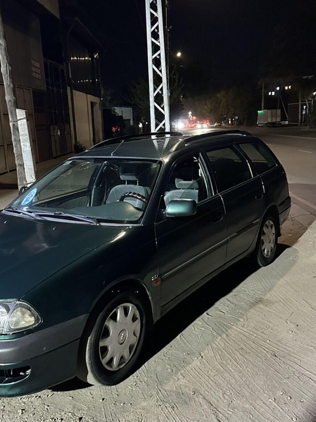 Toyota Avensis: 2000 г., 2 л, Механика, Бензин, Универсал: фото 2
