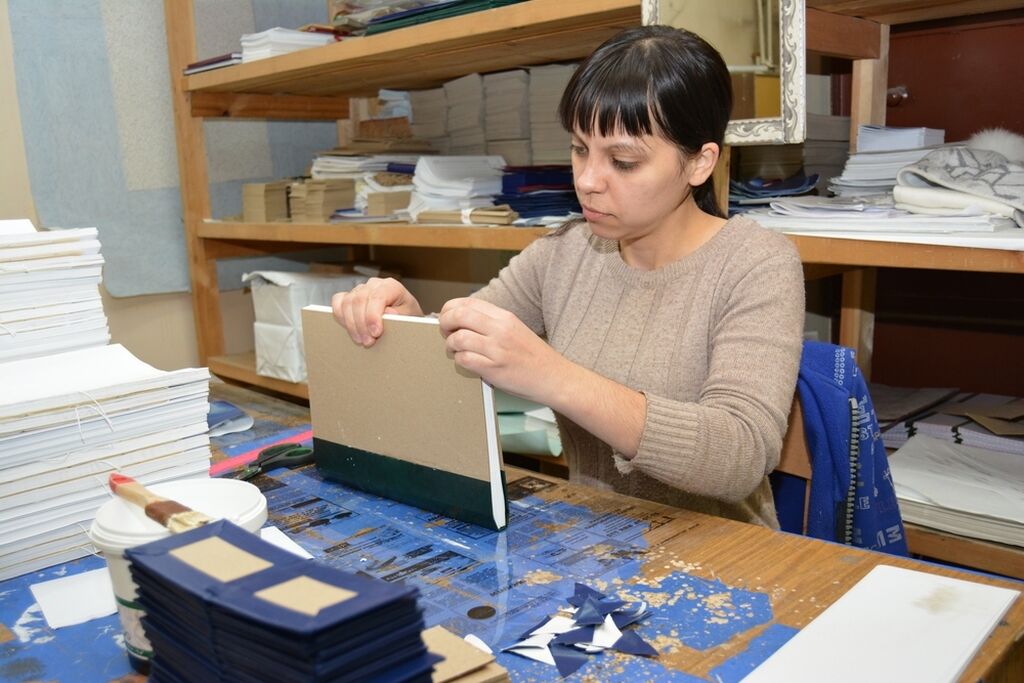 сборщик бумажных изделий. упаковщик в типографию. сборка бумажных пакетов на типографии. сборщик бумажных изделий. сборщик бумажных изделий.