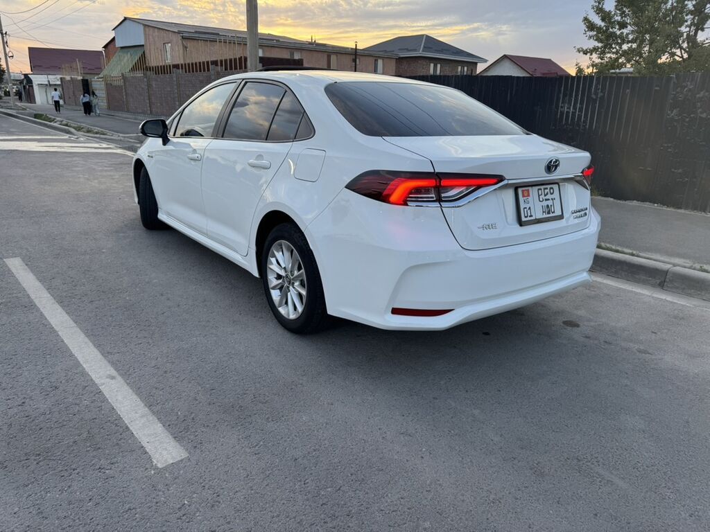 Toyota Corolla: 2021 г., 1.8 л, Вариатор, Гибрид, Седан: фото 2